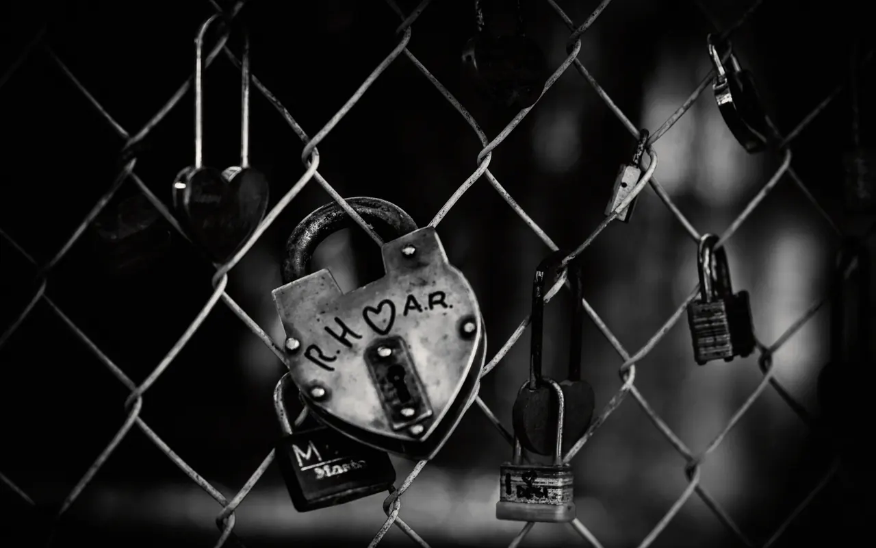 Crypto hardware wallet next to a padlock on a desk